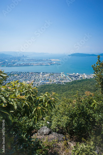 香川 屋島の山頂から眺めた高松市の街並みと夏の瀬戸内海