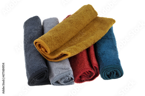 Lot de serviettes-éponges de différentes couleurs sur fond blanc.