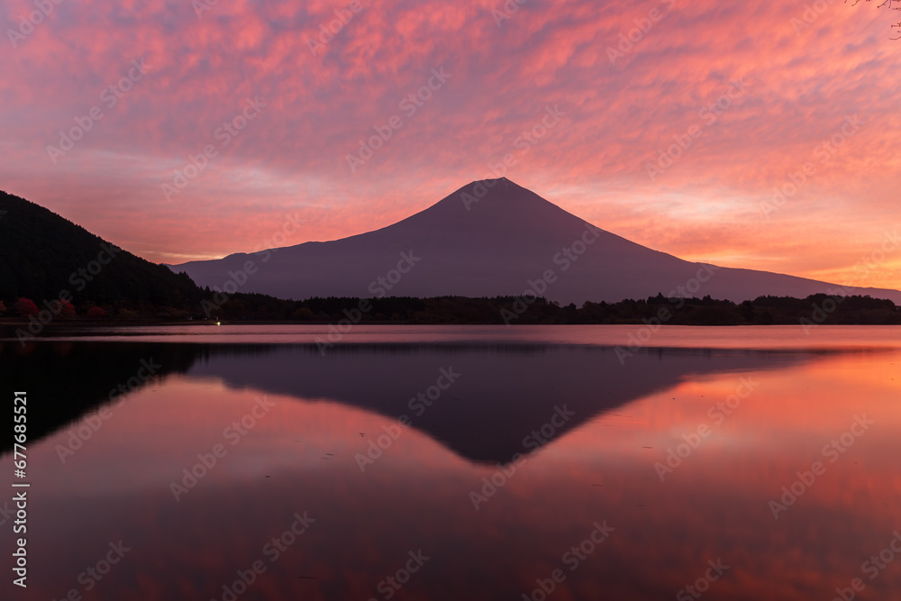 田貫湖の水面に映る朝焼け富士山