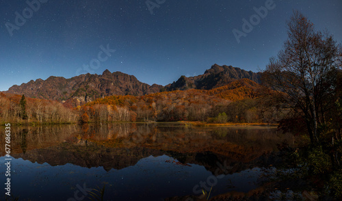 鏡池に映る月光に照らされた紅葉の戸隠連山 © Umibozze