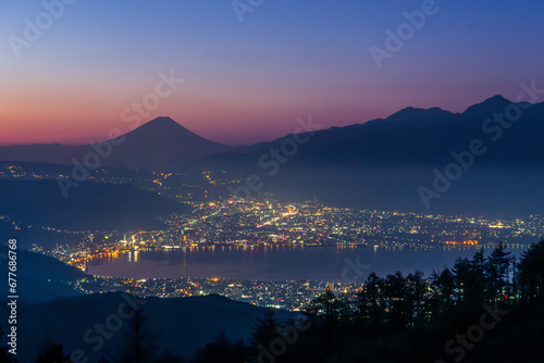 高ボッチ高原から夜明け前の諏訪湖と富士山