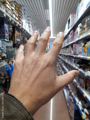 Fare la spesa al supermercato - consumismo photo