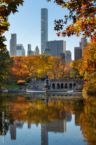 Canvas-taulu Central Park in Fall by the Lake with Bethesda Terrace and Fountain and Midtown skyscrapers