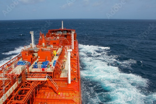 Bilde på lerret View from the mast to a merchant ship carrying products