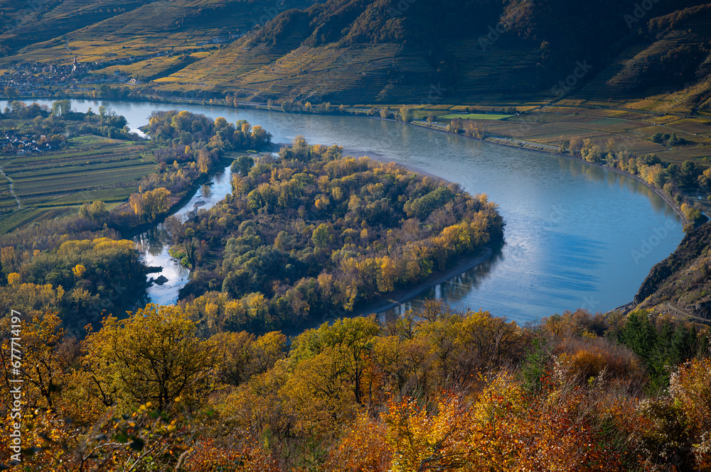 Herbstblick über die Wachau nach Weißenkirchen