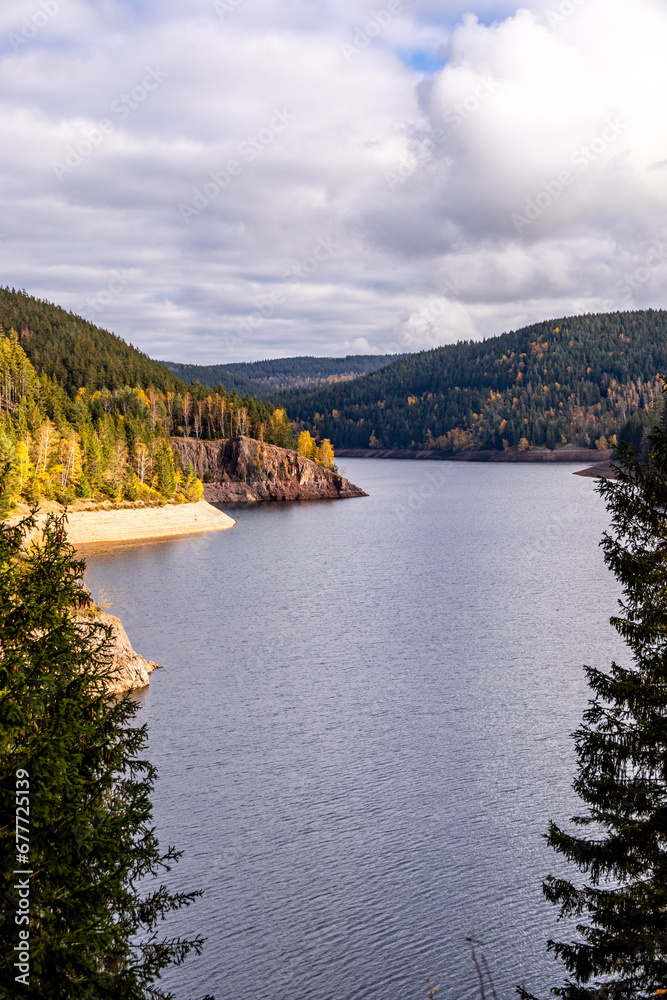 Fototapeta premium Herbstliche Wanderung rund um die Ohratalsperre bei Luisenthal - Thüringer Wald - Thüringen - Deutschland