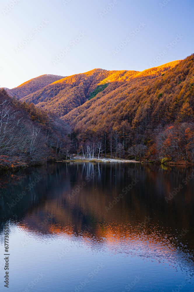 日没頃の秋の竜ヶ沢ダム