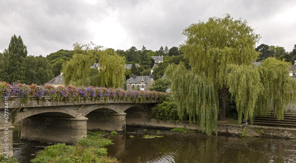 Pont fleuri du village de La Gacilly en Bretagne