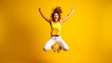 Foto de perfil de tamaño completo de una mujer joven morena optimista saltando, suéter amarillo, jeans, zapatillas de deporte aisladas en fondo de color amarillo 
