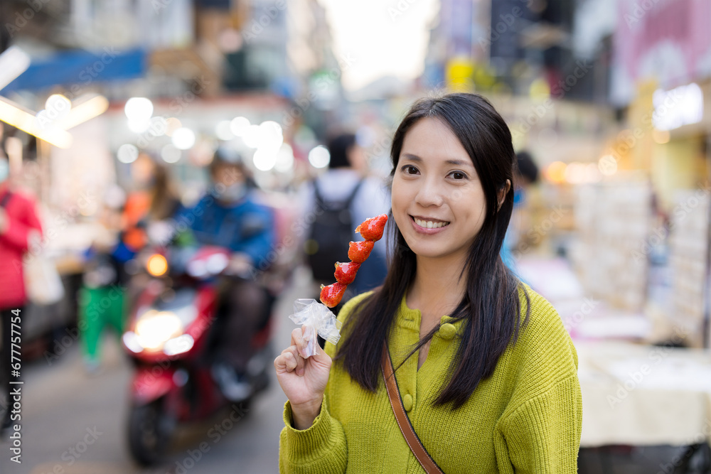 Φωτογραφία Woman hold with Tanghulu traditional Chinese hard caramel coated strawberry skew