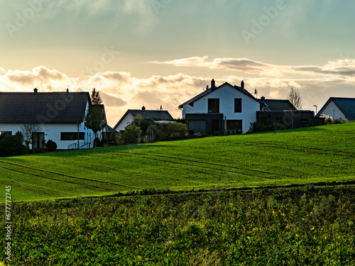 Neubaugebiet in herbstlicher Landschaft