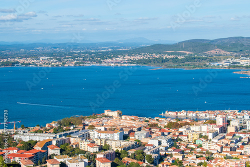 L'étang de Thau et au premier plan, la ville de Sète, dans l'Hérault en France