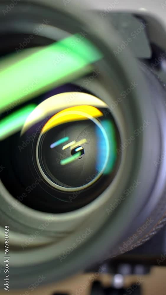 Diaphragm blades opening and closing aperture of a photo camera lens