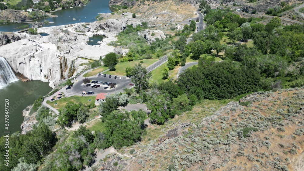 Obraz premium Beautiful landscape of a river in a rocky area on a sunny day