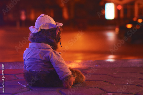 Obraz na płótnie teddy bear admiring the warm Christmas light w salonie