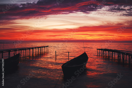 Obraz na płótnie boat at sunrise on the lake w salonie