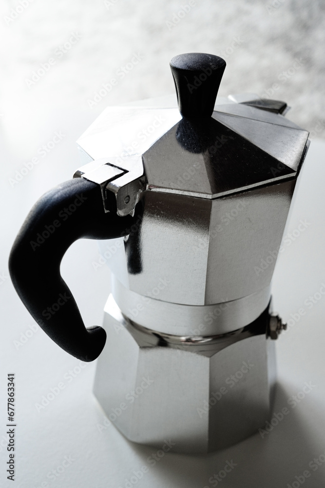 白背景のイタリア生まれのエスプレッソメーカー　アルミニウム製のマキネッタ(モカ)