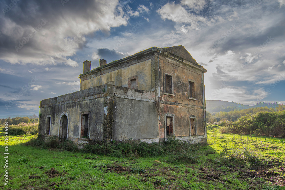 large abandoned country house in Italy