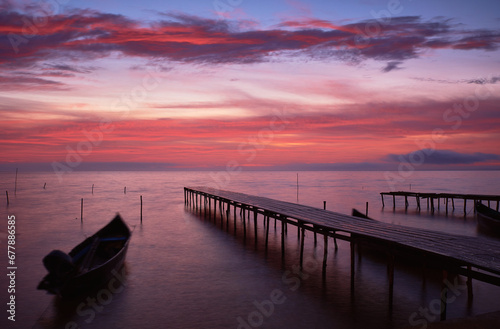 Obraz na płótnie boat at sunrise on the lake w salonie