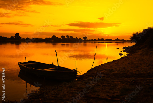 Obraz na płótnie sunrise with boats on the lake w salonie