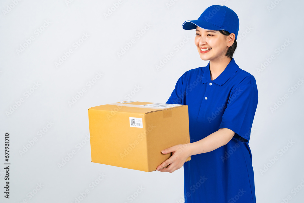 荷物を持つ作業服を着た女性 デリバリースタッフ 配達員 作業員 荷物を持つ作業服を着た女性 デリバリースタッフ 配達員 作業員