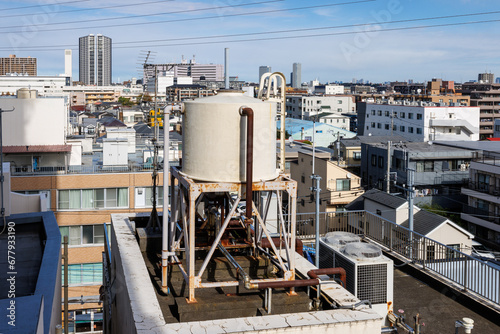 低層ビルの屋上に設置された給水塔 photo