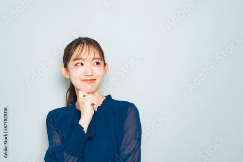Fotografie 楽しそうに考える女性