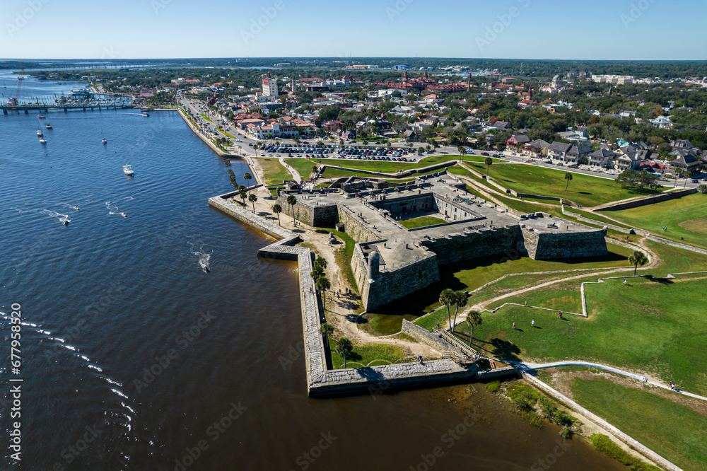 Obraz premium Beautiful aerial view of the St Augustine, the oldest town in USA. the castle of San Marcos National Monument, Flagler College and the Matanzas Bay