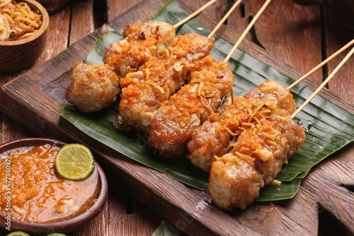 Sate taichan is a variation of chicken satay grilled and served without peanut or ketjap seasoning unlike other satays. It is served with sambal and squeezed key lime,