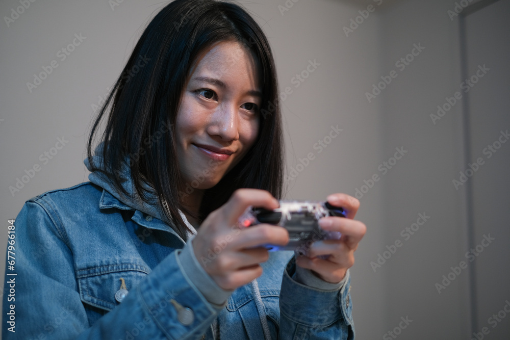 テレビゲームをプレイする女性 テレビゲームをプレイする女性