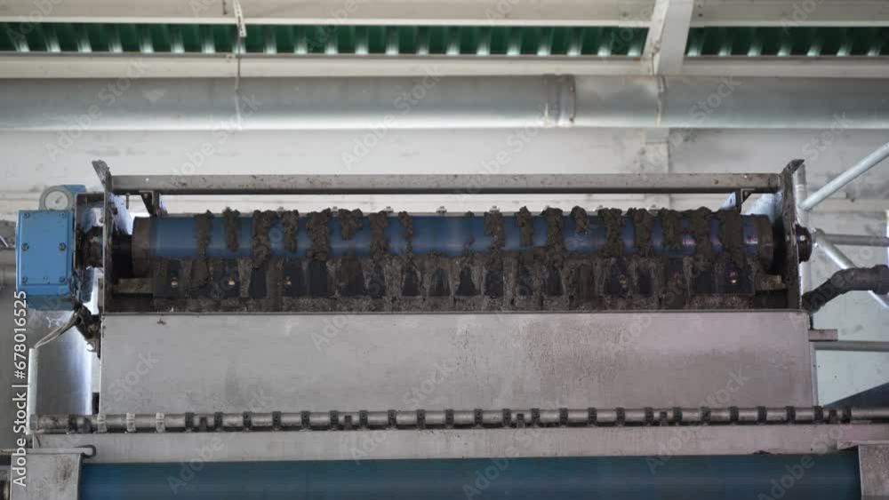 Wastewater sludge conveyor belt dropping dirt in treatment plant Wastewater sludge conveyor belt dropping dirt in treatment plant