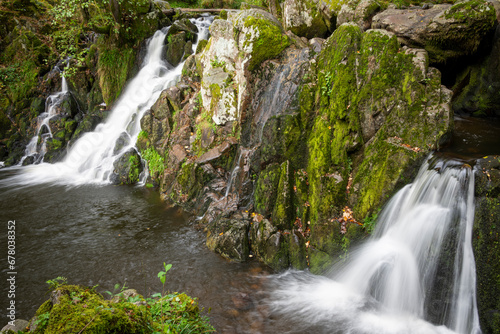 Cascades et mousses se d  versant dans un petit lac forestier