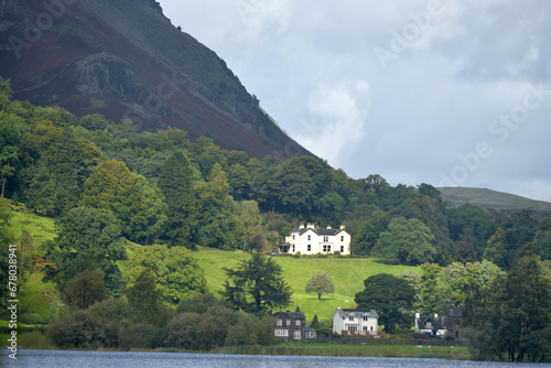 Obraz na płótnie The slopes of Helm Crag above the shore of the lake at Grasmere in the Lake District w salonie