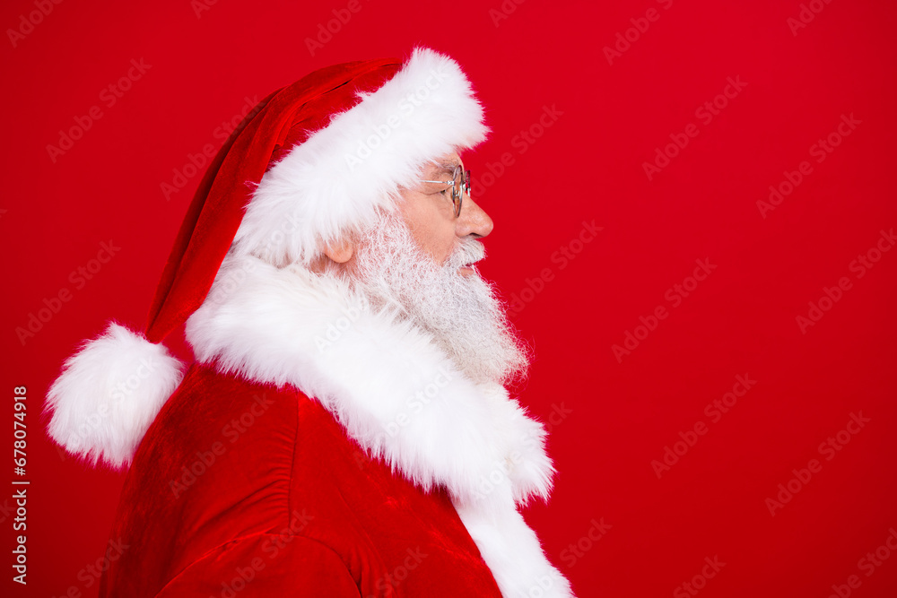 Profile photo of aged santa claus granddad look empty space christmas offer isolated on vibrant red color background