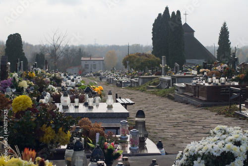 Cmentarz. Aleja cmentarna. Wszystkich Świętych. 1 listopada. © ChemiQ