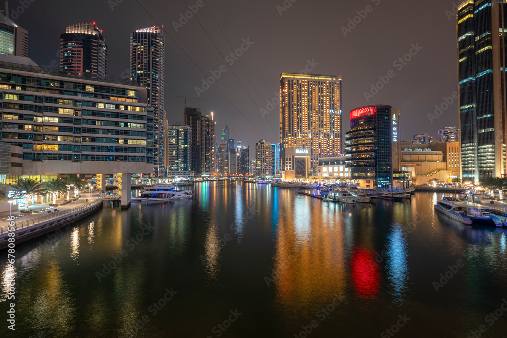 Obraz premium Dubai Marina SkyScrapers at the time of sunset
