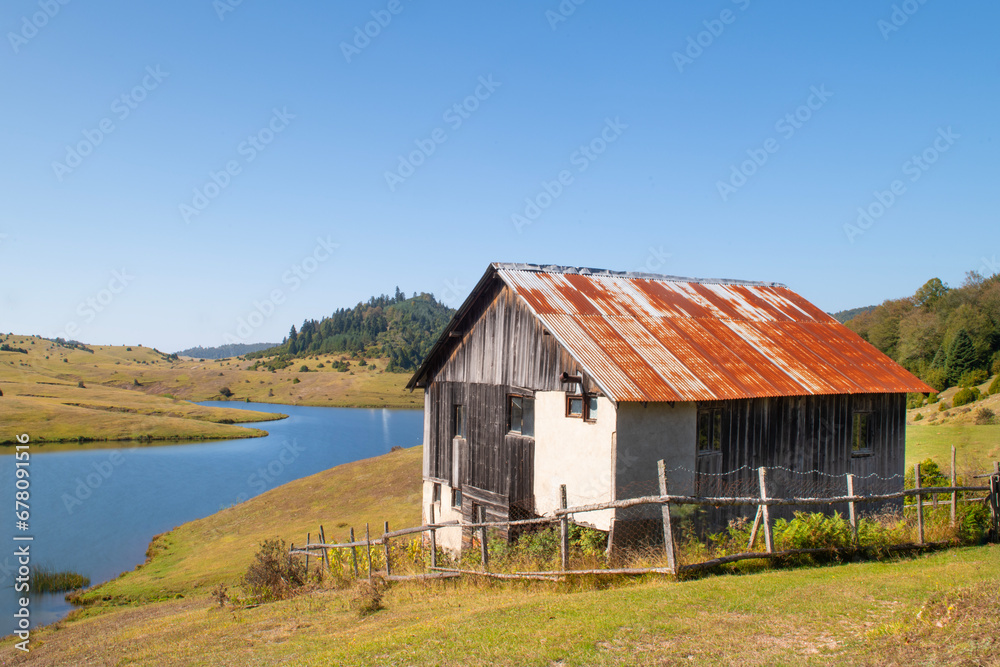 Wooden highland house.Plateau houses are made of stone and wood. Wooden plateau houses built on a hill. Wooden plateau houses in Turkey. Çardaklı Plateau. Sakarya Türkiye. Wooden highland house.Plateau houses are made of stone and wood. Wooden plateau houses built on a hill. Wooden plateau houses in Turkey. Çardaklı Plateau. Sakarya Türkiye.