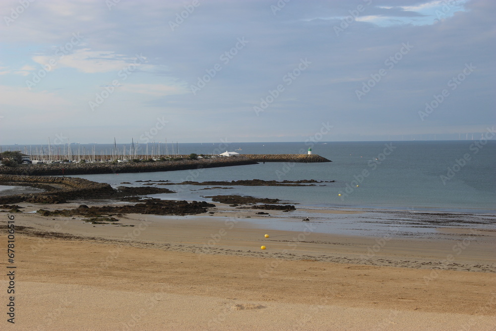 Pornichet au petit matin : plage des librairies, port de plaisance, jetée et phare