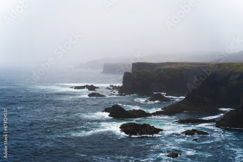  drammatico colpo di rocce in blu oceano a Arnarstapi, Islanda photo