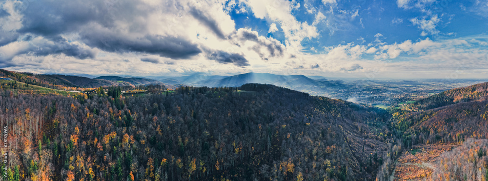 Góry, Beskid Śląski widok z Równicy w Ustroniu na Śląsku w Polsce, panorama jesienią z lotu ptaka