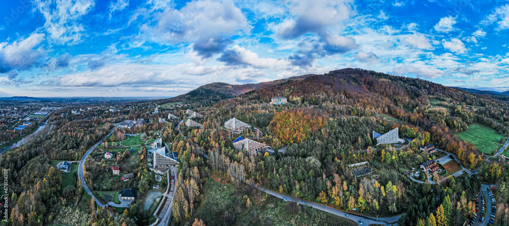 Miasto uzdrowiskowe Ustroń w górach na Śląsku w Polsce, panorama jesienią z lotu ptaka