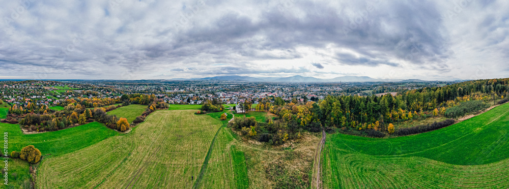 Skoczów, miasto na Śląsku w Polsce, panorama jesienią z lotu ptaka, widok ze wzgórza Kaplicówka