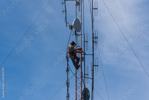 Homme travaillant en hauteur