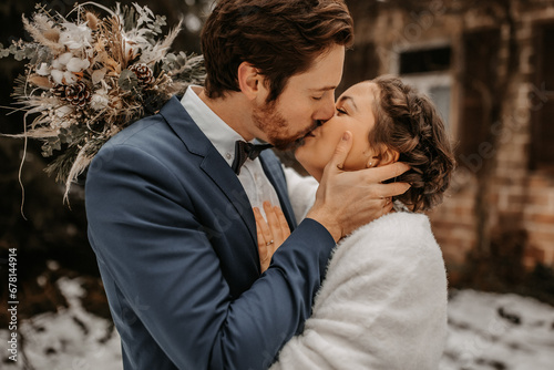 Winter Hochzeit in den Bergen - Bilder von Hütte und Wald photo