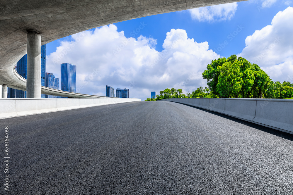 Naklejka premium Asphalt highway and skyline with sky cloud background