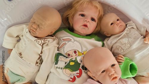Fotografía many baby dolls close-up, top view, reborn, cute dolls