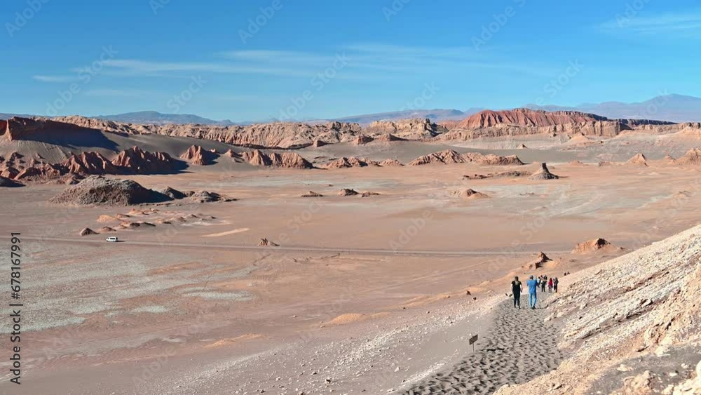 Pessoas visitando o ponto turístico Valle de La Luna no deserto do Atacama na primavera de 2023.
