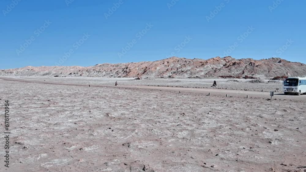 Pessoas visitando o ponto turístico Valle de La Luna no deserto do Atacama na primavera de 2023.