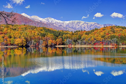 秋の青木湖と白馬連峰