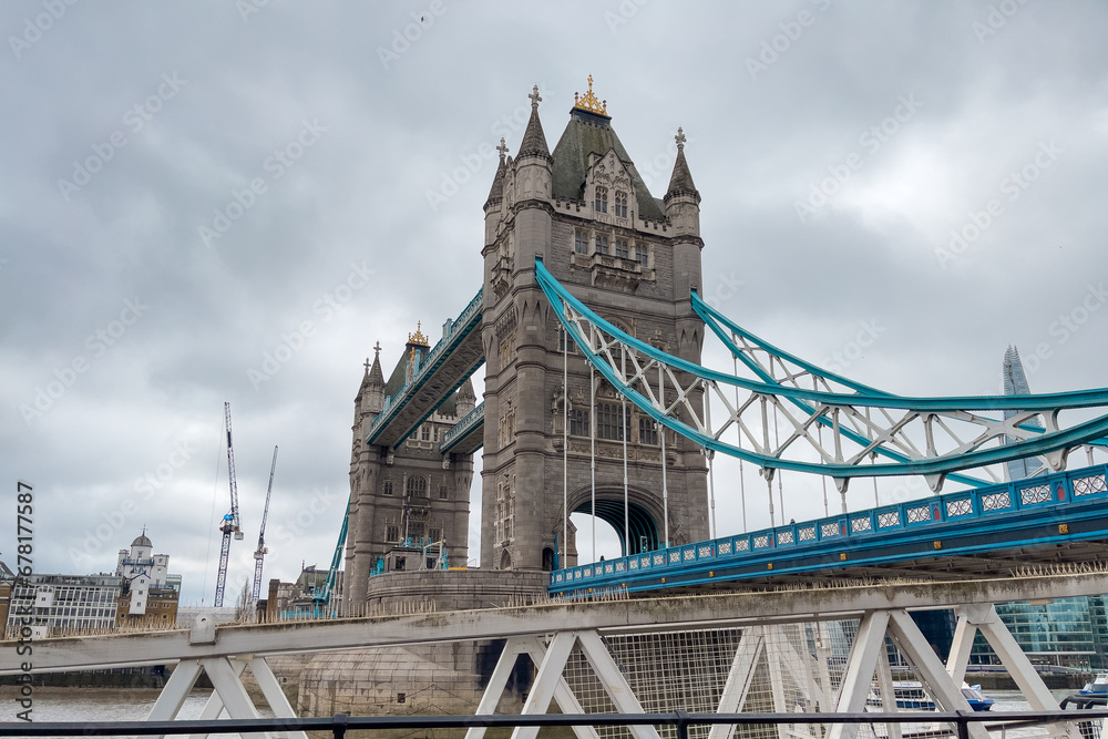 Obraz premium Iconic Tower Bridge connecting London with Southwark on the Thames River
